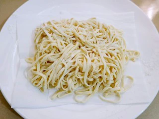 宝宝辅食 番茄冬瓜肉丸汤面,我投机取巧，直接用了小压面机做成面条。如果不想自己做，可以用现成的挂面，或者直接买手工面回来都可以。