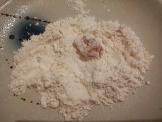 #咸味#盐酥鸡米花,用筷子夹一粒,裹一层玉米淀粉(没有玉米淀粉也可以用低筋面粉代替)