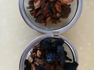 疲倦多汗失眠 来一碗黄芪熟地黄番鸭汤,炙黄芪和熟地黄装入煲汤袋中，补气用炙黄芪，还能调节血压和心率，滋阴补肾用熟地黄，又不像生地黄那样过于寒凉。