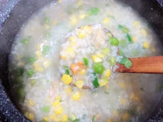 冬日暖心菜 扇贝田园砂锅粥,关火，搅拌均匀出锅喽！