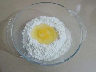 宝宝辅食 番茄冬瓜肉丸汤面,鸡蛋留四分之一蛋清腌肉末，剩下的打到面粉里，并加入少许盐