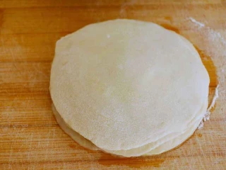 饺子皮可以做烤鸭饼,然后落到一起，最上面的一个不用抹油。 最开始的时候建议不要一次落太高，五个一摞开始，熟悉了可以多叠加饺子皮，最多的时候我可以15个一起做，也