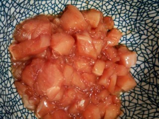 #咸味#盐酥鸡米花,腌制好的鸡胸肉,加一勺鸡蛋液搅拌