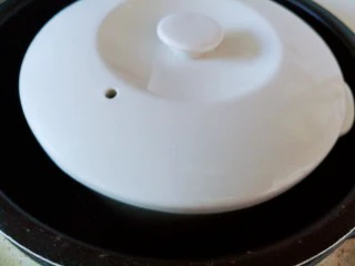 疲倦多汗失眠 来一碗黄芪熟地黄番鸭汤,将红枣、中药包、番鸭、料酒、水倒入砂锅中