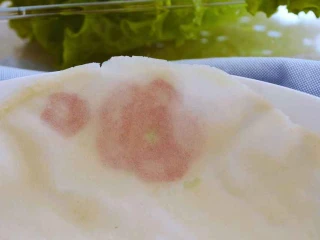 饺子皮可以做烤鸭饼,这是打开后的样子，盘子上的图案可以很清洗的透过。