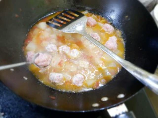 宝宝辅食 番茄冬瓜肉丸汤面,老办法把丸子挤到锅里