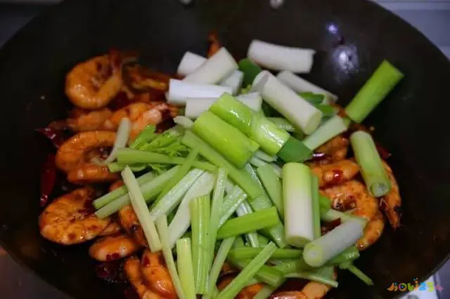 家常干锅虾的做法_家常干锅虾鸡爪的做法_干锅香辣虾的家常做法