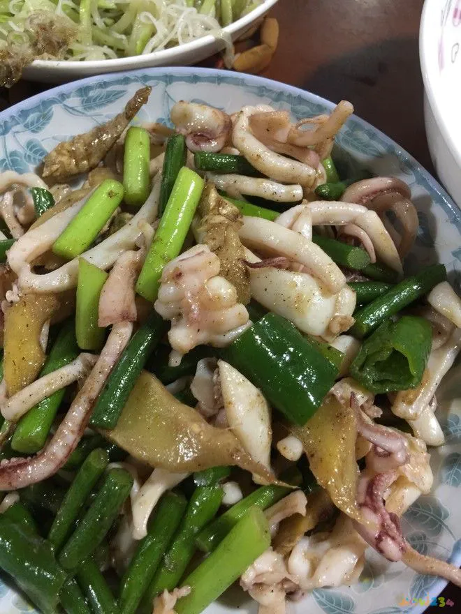 汕头鱿鱼炒韭菜的做法_鱿鱼炒韭菜的家常做法_家常鱿鱼炒韭菜的做法