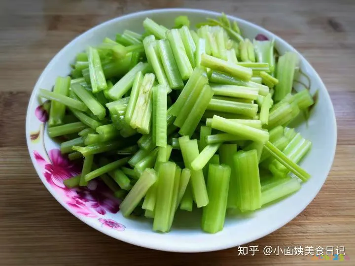 芹菜粉条炒肉的做法_芹菜炒粉条的家常做法_包菜炒粉条的家常做法