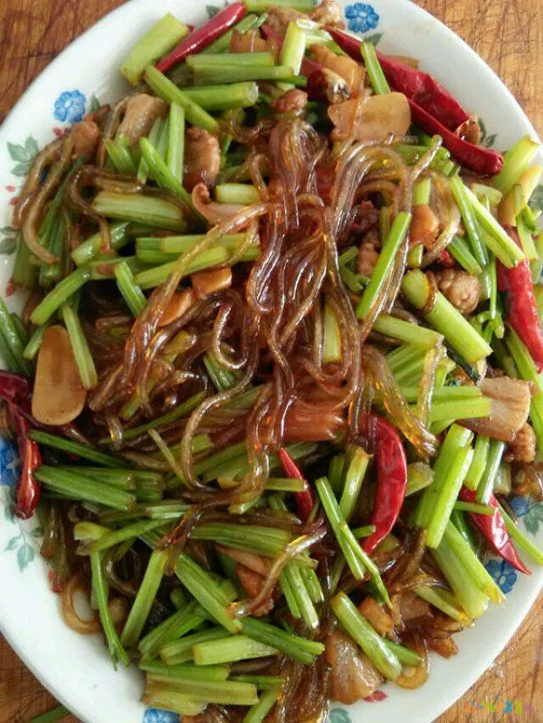 东北芹菜炒粉条的做法_豆芽炒粉条的家常做法_芹菜炒粉条的家常做法