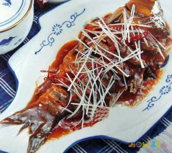 清蒸草鱼的家常做法_清蒸梭鱼的家常做法_家常清蒸草鱼