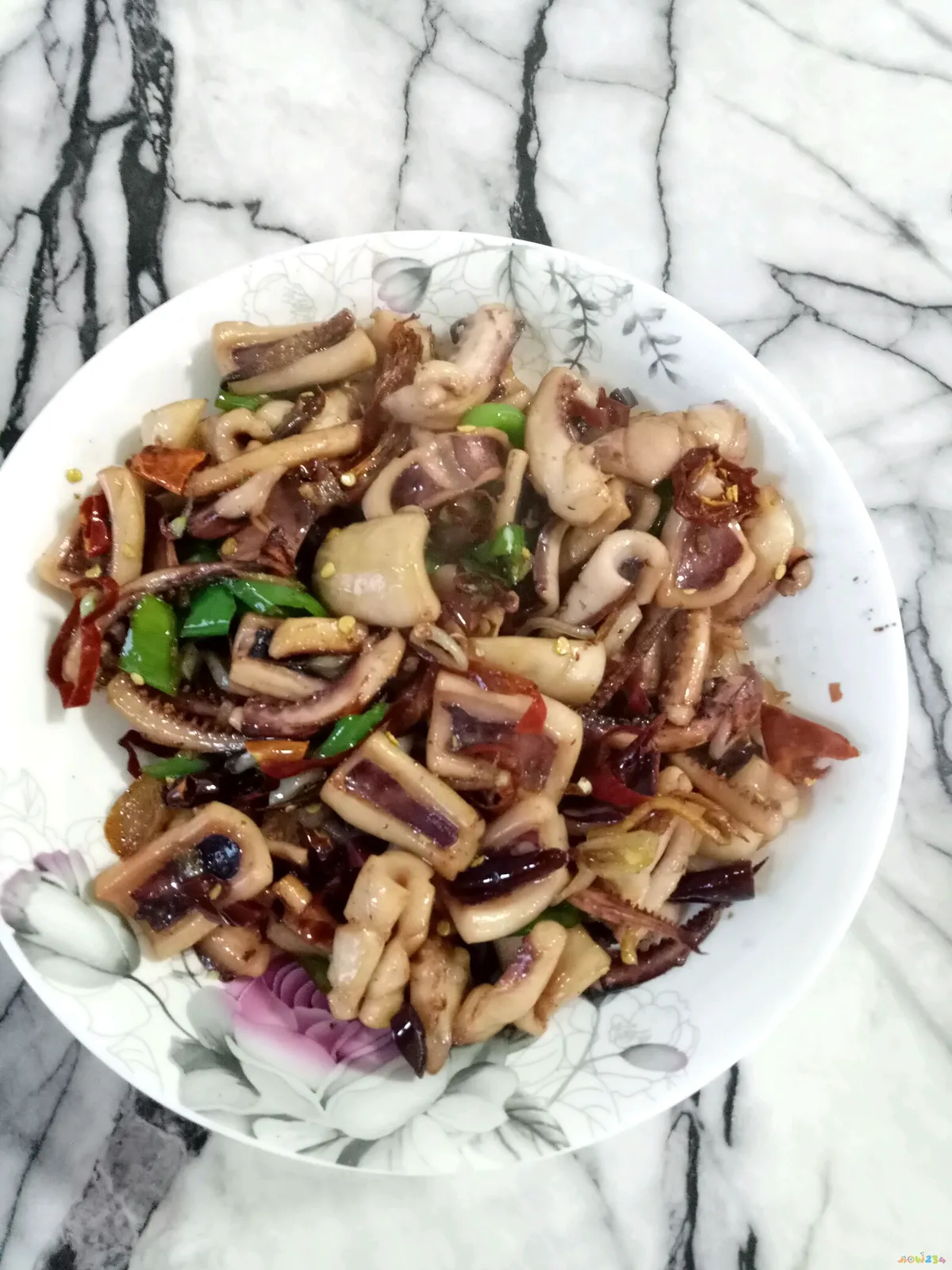 鱿鱼炒韭菜的家常做法_家常鱿鱼炒韭菜的做法_汕头鱿鱼炒韭菜的做法