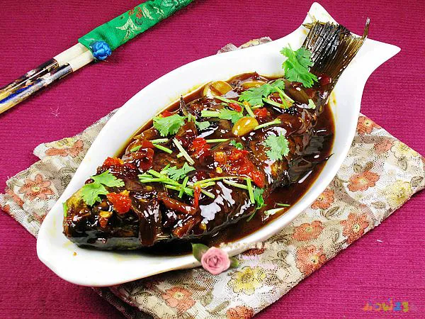 家常炖鲫鱼_豆腐炖鲫鱼的家常做法_炖鲫鱼的家常做法