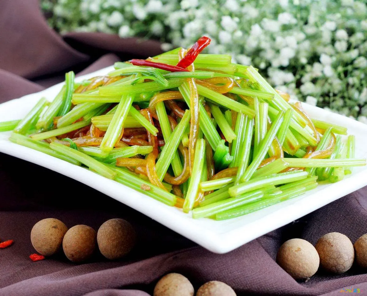 芹菜炒粉条的家常做法_东北芹菜炒粉条的做法_豆芽炒粉条的家常做法
