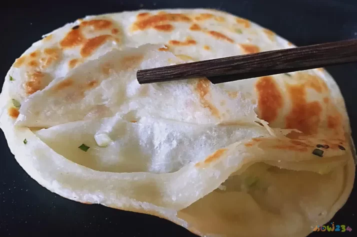 家常葱油饼_葱油花卷的家常做法_葱油手撕饼