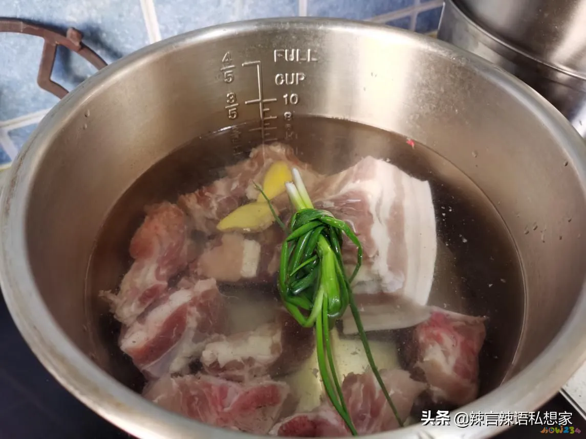 排骨炖藕的家常做法_家常排骨炖藕汤的做法_排骨炖藕的做法