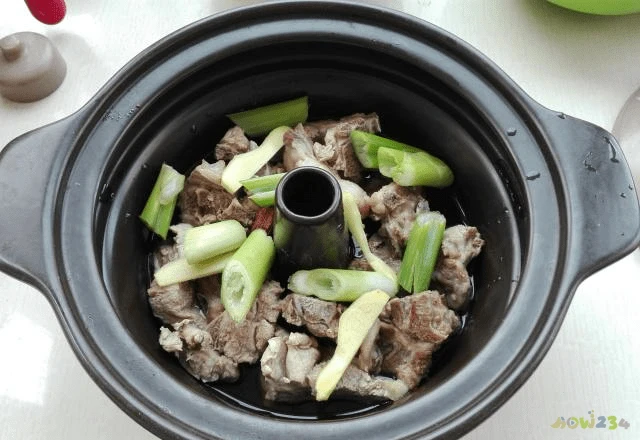 排骨炖柳蒿芽家常做法_排骨炖藕的家常做法_炖排骨汤的家常做法