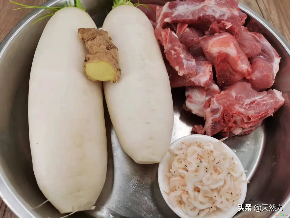 排骨白萝卜煲汤的做法（家常老火靓汤之萝卜排骨汤）