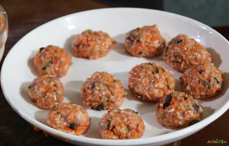 香菇肉丸子的家常做法_香菇家常做法肉丸子视频_如何做香菇肉丸子