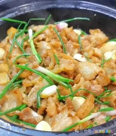 生活一点通五花肉炖鱼_家常五花肉做法炖鱼视频_五花肉炖鱼的家常做法