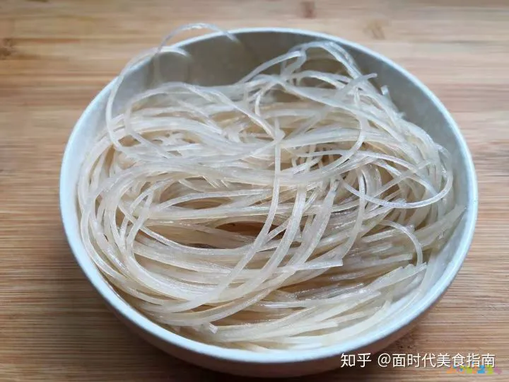芹菜炒粉条的家常做法_东北芹菜炒粉条的做法_豆芽炒粉条的家常做法