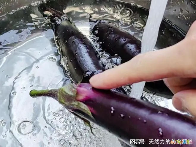 茄子煲的正宗做法_蒜香味纸包鱼正宗做法_茄子炒肉末的家常做法