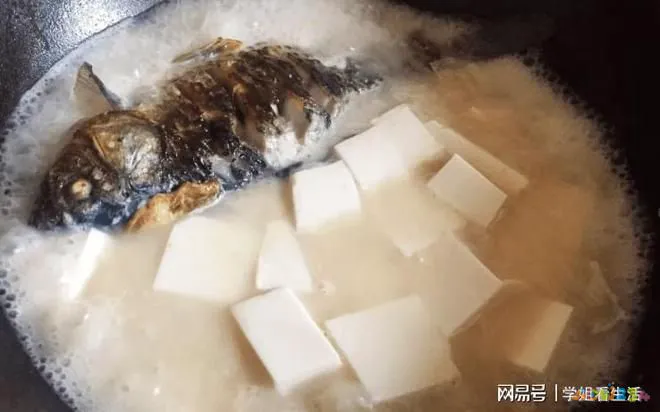 红烧鲫鱼炖豆腐的家常做法_炖鲫鱼的家常做法_家常炖鲫鱼