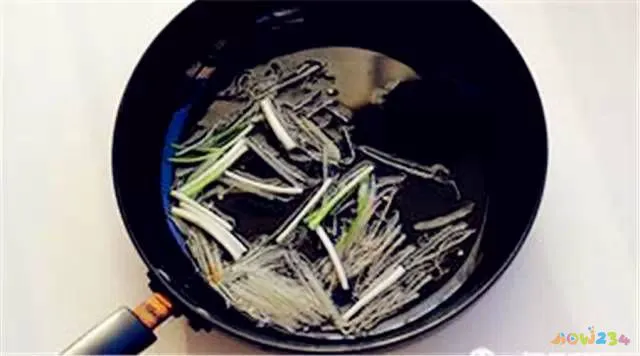 家常辣炒蚬子肉的做法_辣炒海丁的家常做法_辣炒海带丝的家常做法