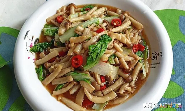 素炒蟹味菇的家常做法大全（教你素炒蟹味菇的新做法）(2)