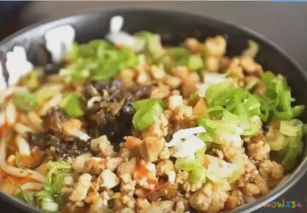 油泼面家常做法_家常版油泼面_油泼面的家常做法文字