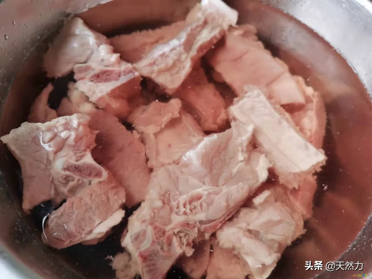 排骨白萝卜煲汤的做法（家常老火靓汤之萝卜排骨汤）