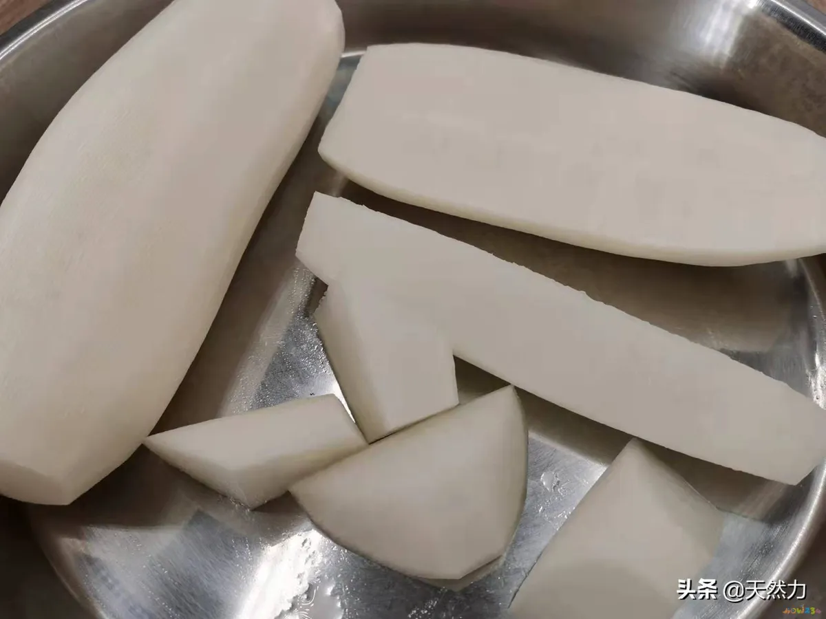 排骨白萝卜煲汤的做法（家常老火靓汤之萝卜排骨汤）