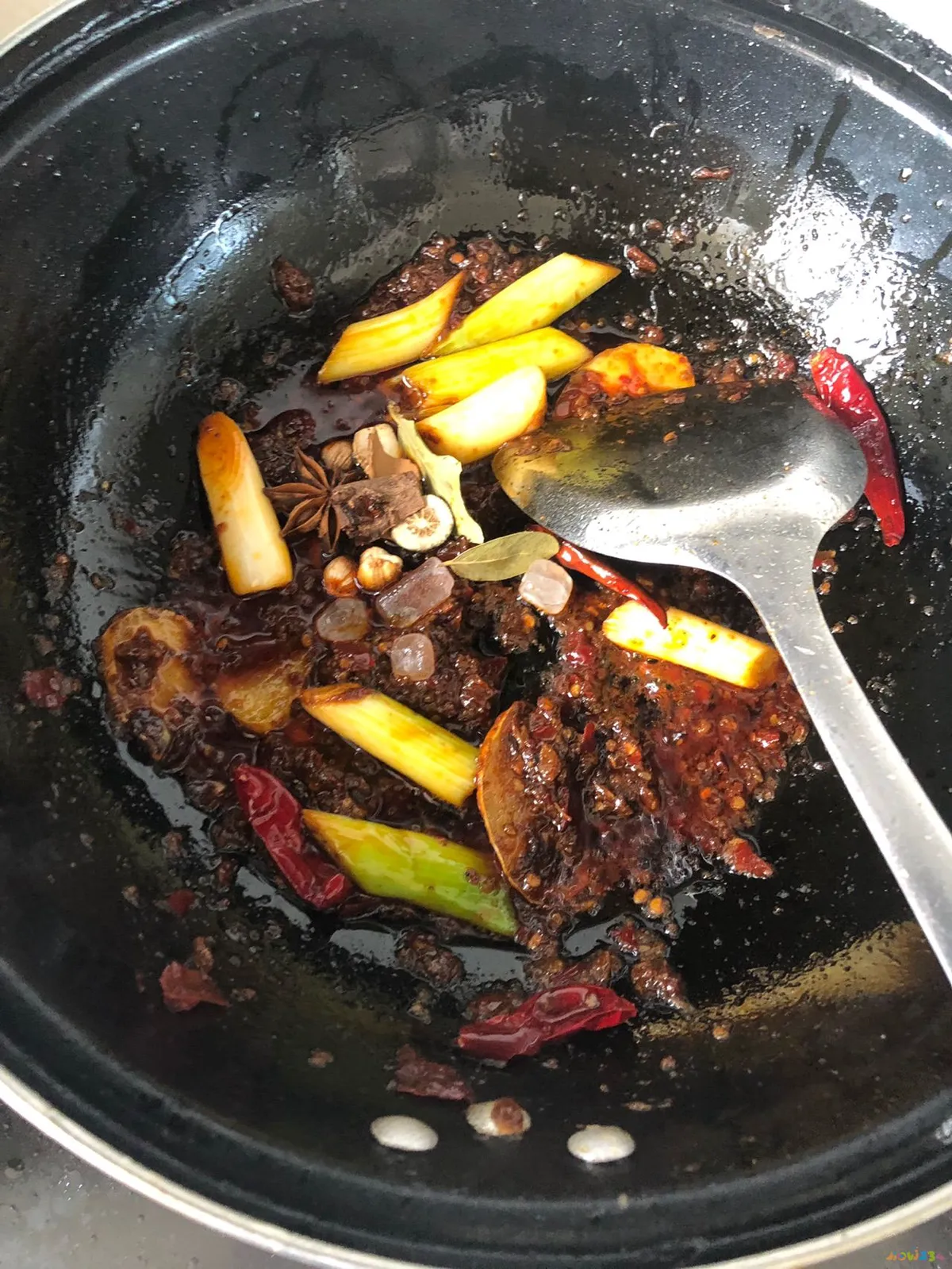 老玉米自制鲤鱼底窝料_粥底火锅蘸料做法_自制火锅底料家常做法