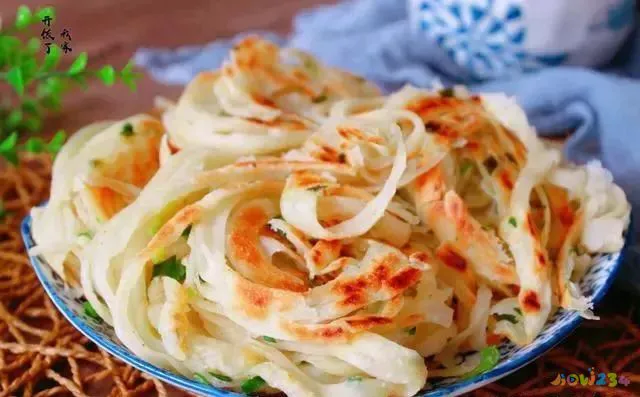 葱花家常做法烙饼怎么做_葱花烙饼的家常做法_葱花家常做法烙饼窍门