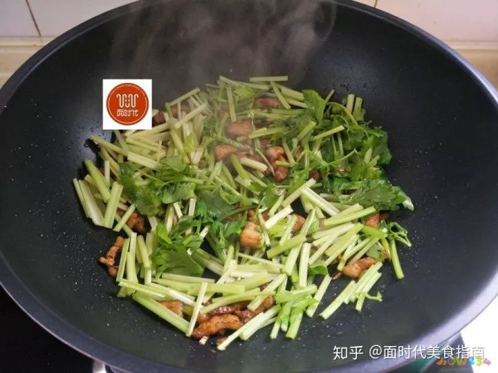 羊肉炒芹菜粉条的做法_芹菜炒粉条的家常做法_肉炒粉条的家常做法