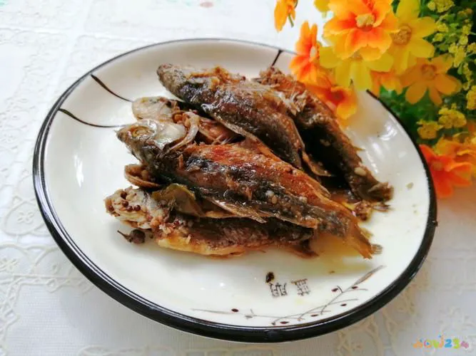 淋炸鲫鱼的家常做法_淋香酥鲫鱼的做法_炸鱼淋汁