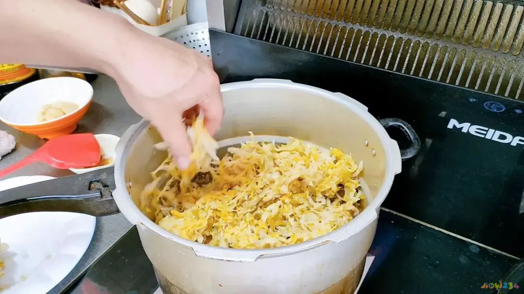 排骨炖酸菜家常做法_酸菜炖五花肉家常做法_酸菜炖粉条的做法家常