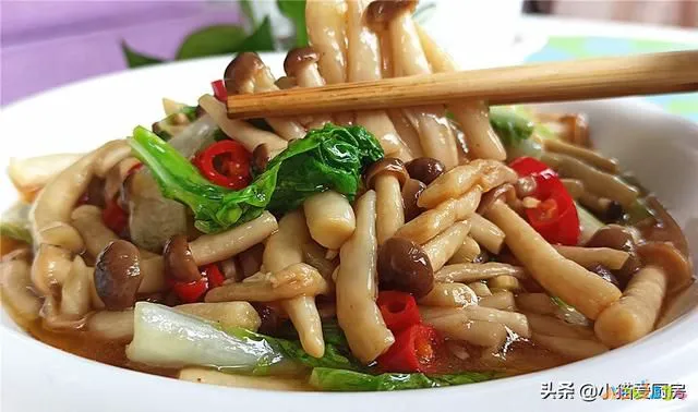 素炒蟹味菇的家常做法大全（教你素炒蟹味菇的新做法）(1)