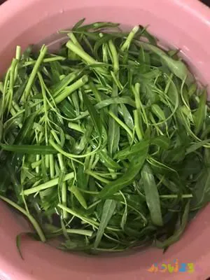 潮汕经典家常菜，普宁豆酱炒空心菜的做法 步骤2