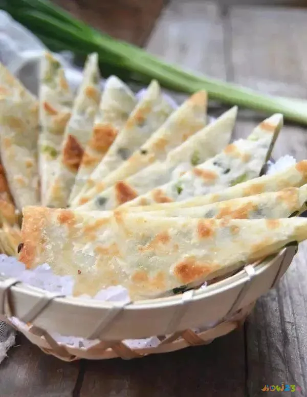 葱花烙饼怎么做又软又好吃_葱花家常做法烙饼窍门_葱花烙饼的家常做法