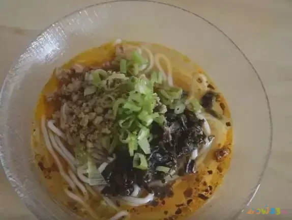 油泼面家常做法_家常版油泼面_油泼面的家常做法文字