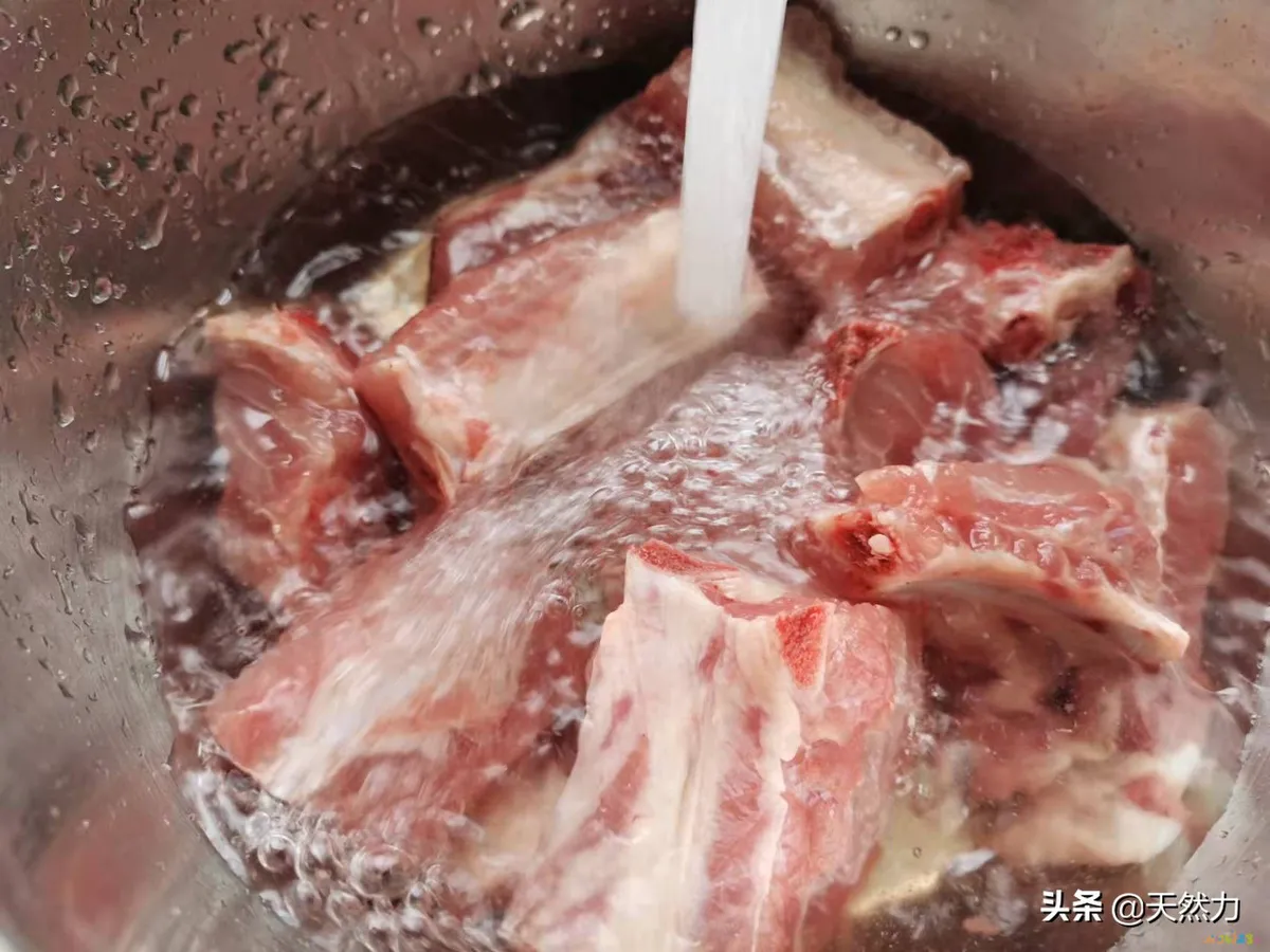 排骨白萝卜煲汤的做法（家常老火靓汤之萝卜排骨汤）