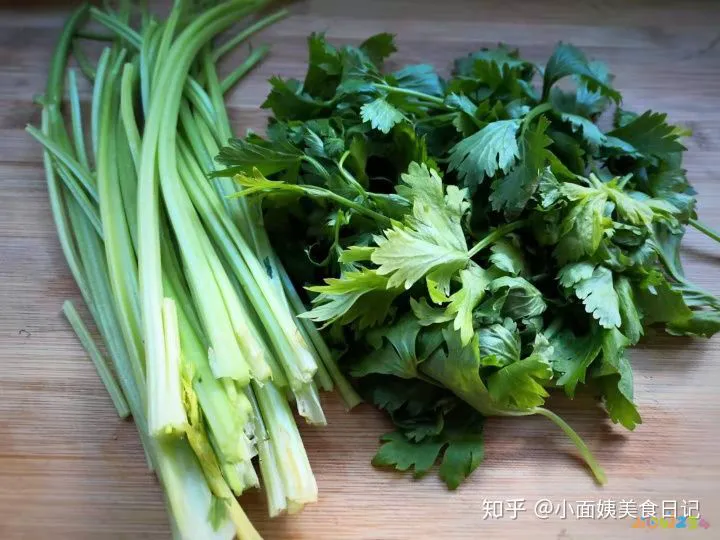 芹菜粉条炒肉的做法_芹菜炒粉条的家常做法_包菜炒粉条的家常做法