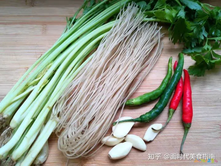 芹菜炒粉条的家常做法_东北芹菜炒粉条的做法_豆芽炒粉条的家常做法