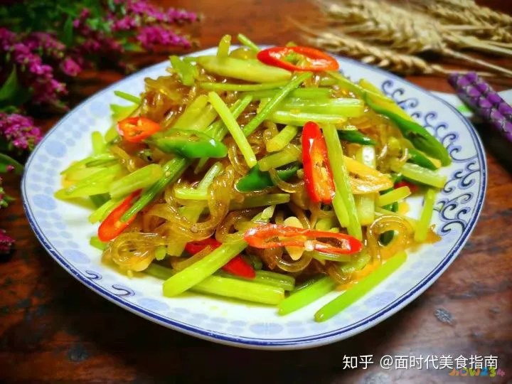 芹菜炒粉条的家常做法_东北芹菜炒粉条的做法_豆芽炒粉条的家常做法