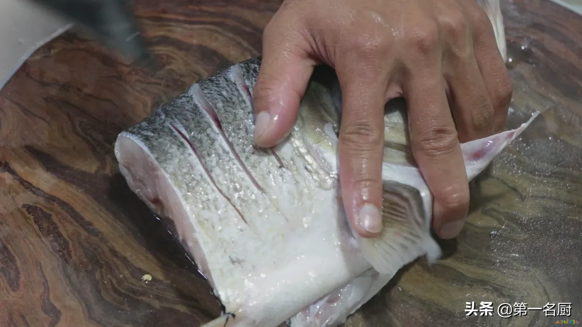 剁椒鱼头的家常做法_鱼头怎么做好吃剁椒鱼_家常鱼头做法剁椒怎么做