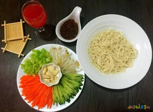 白菜家常做法焖饼视频_白菜焖饼图片_白菜焖饼的家常做法