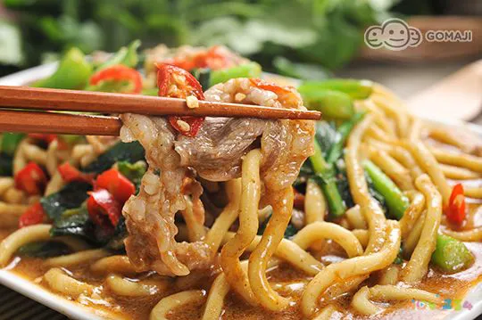 芝麻酱拌面的家常做法_碎肉拌面的家常做法_大盘鸡拌面家常做法