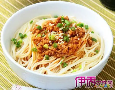 油泼面的家常做法文字_家常版油泼面_油泼面家常做法