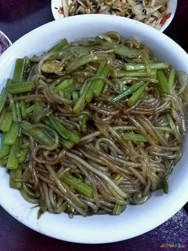 东北芹菜炒粉条的做法_芹菜炒粉条的家常做法_豆芽炒粉条的家常做法